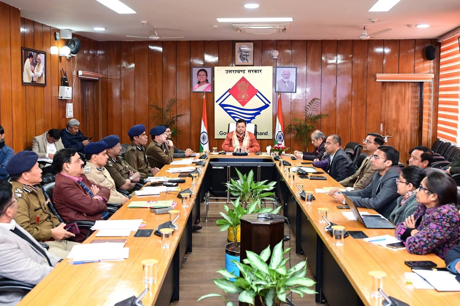 सचिवालय मे cm धामी की हाईटेक बैठक