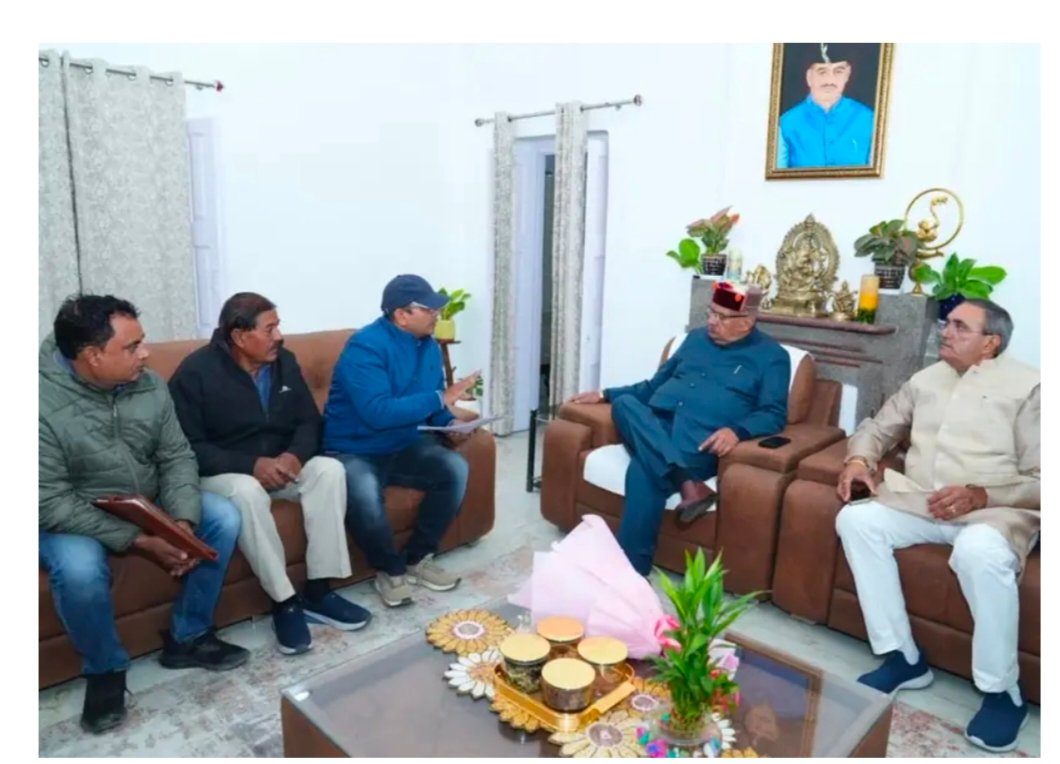 कृषि मंत्री गणेश जोशी से मुलाकात करते अधीनस्थ रेशम कार्मिक सेवा संघ के पदाधिकारी