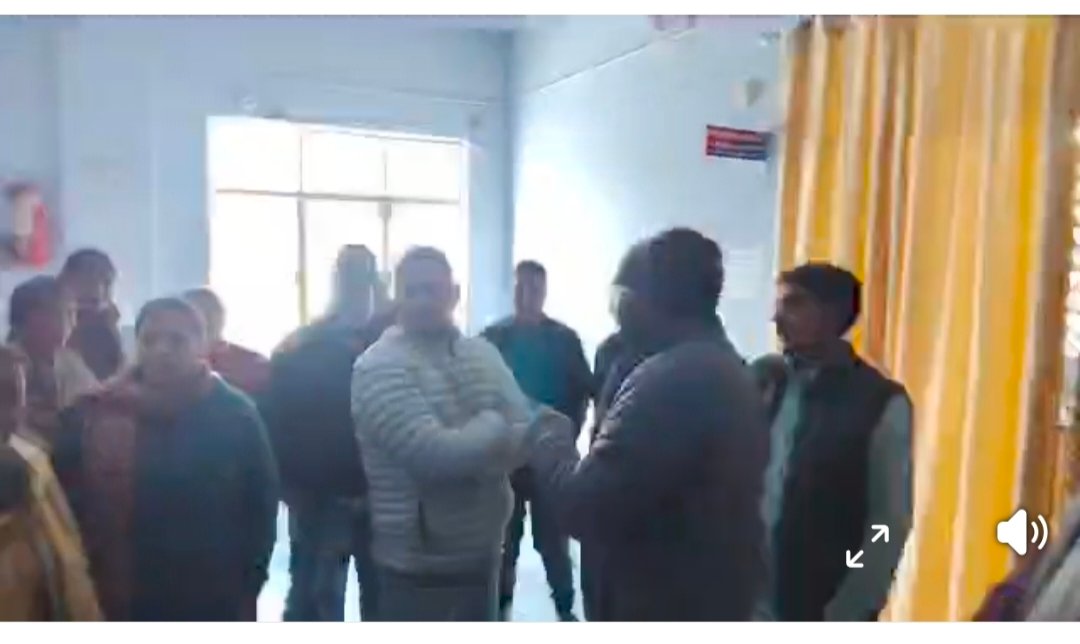 जिला युवा कल्याण एवं प्रांतीय रक्षक दल अधिकारी उत्तरकाशी के कार्यालय पर तालाबंदी।उत्तराखण्ड स्वाभिमान मोर्चा