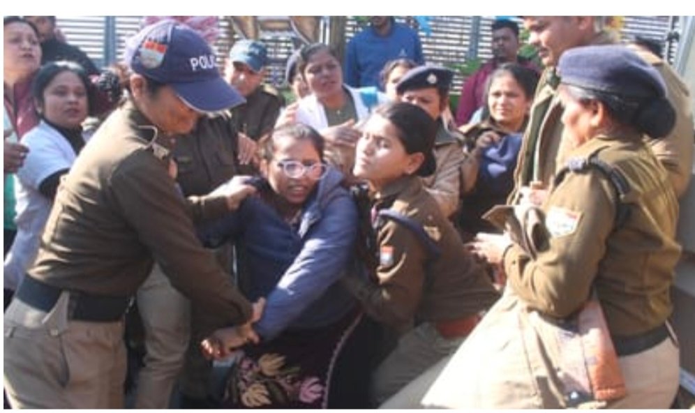 बिग ब्रेकिंग:-नर्सिंग यूनिटी मंच के नेतृत्व में सैकड़ों सेक्टरों के सीएम आवास कूच, पुलिस के साथ झड़प