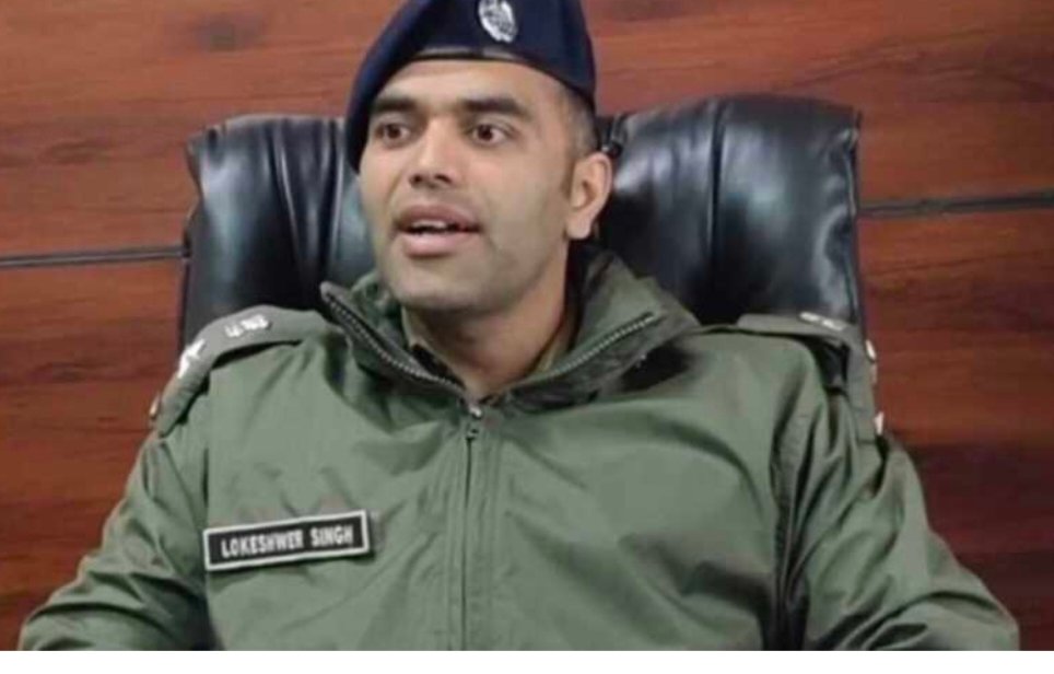 बिग ब्रेकिंग:-पिथौरागढ़ के पूर्व कैप्टन ने मैन्यु को ऑफिस में पीटा…पाए गए खोखे; कार्रवाई का आदेश