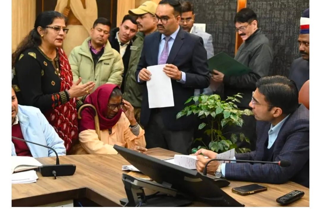 डीएम ने सुनी जनता दरबार मे जन समसाए