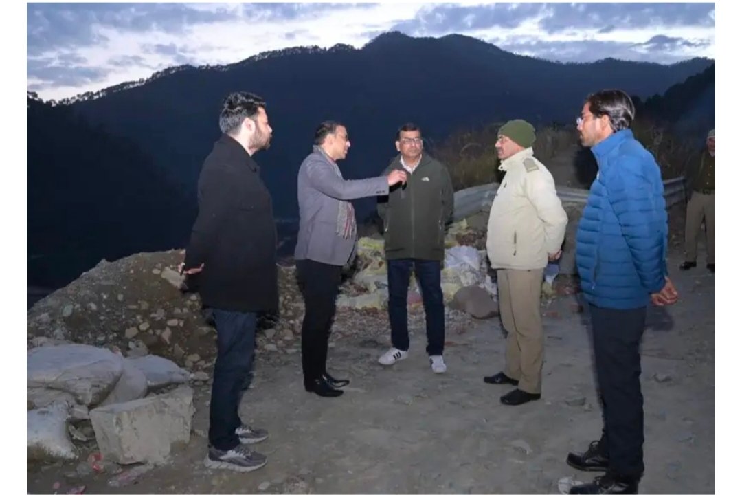 चारधाम यात्रा की तैयारी: शिक्षकों ने नियंत्रण कक्ष और भू-संवेदन क्षेत्र का निरीक्षण किया