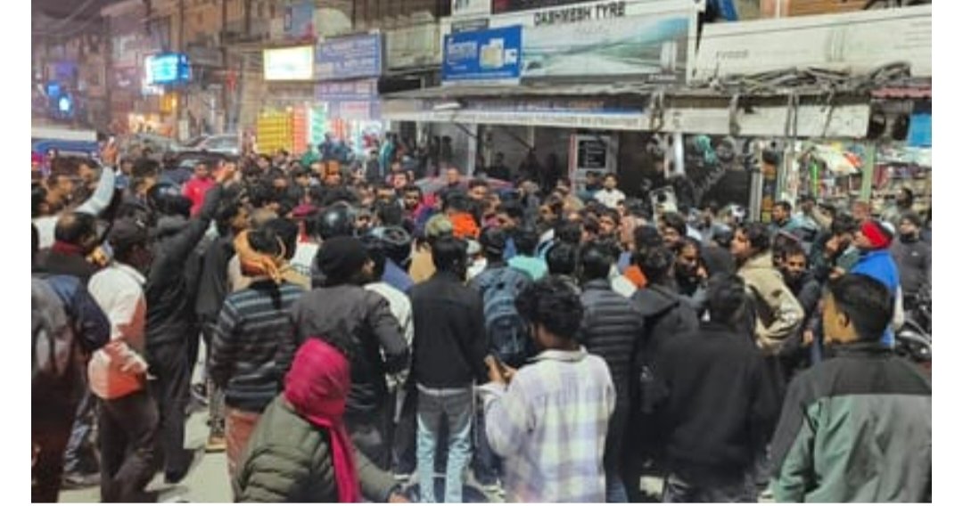 राह चलते लोगों को पीटा, पुलिसकर्मियों से की हाथापाई, चौकी प्रभारी के स्टार नोचे